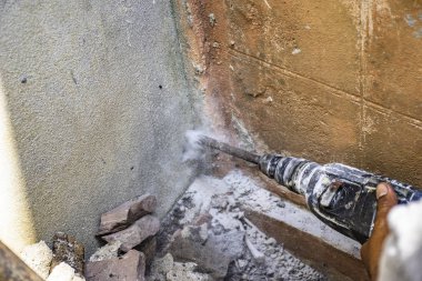 Duvar matkap yetenekli teknisyenler tarafından.