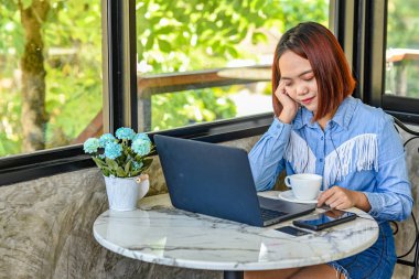 Kadınlar kahve içiyor, iş yerinde çok mutlu hissediyorlar..