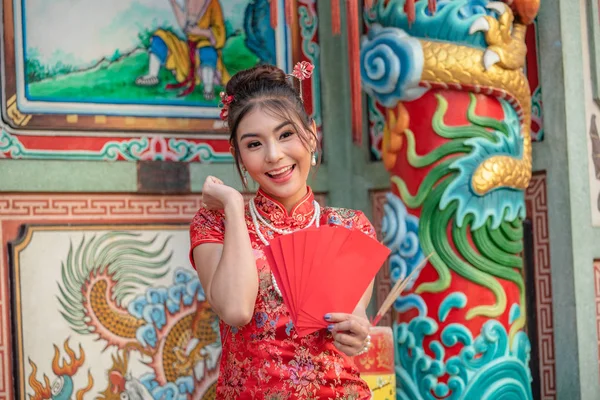 Azjatyckie Dziewczyny Czerwonej Sukni Stojącej Świętym Miejscu Chiński Nowy Rok — Zdjęcie stockowe