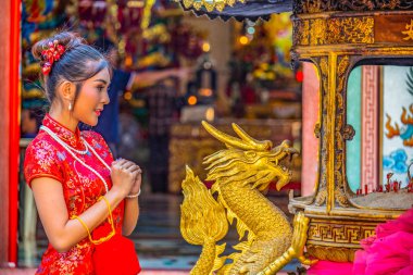 Çene tapınak bir güzel Çinli kadın portreleri insanlar için ortak bir yer.