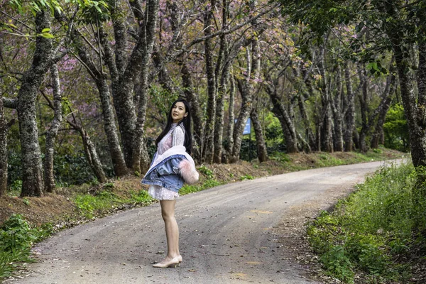 Bela Jovem Adolescente Posando Sob Uma Árvore — Fotografia de Stock