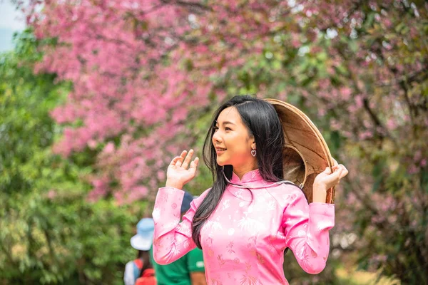 Bella Ragazza Adolescente Che Indossa Una Posa Rosa Parco — Foto Stock