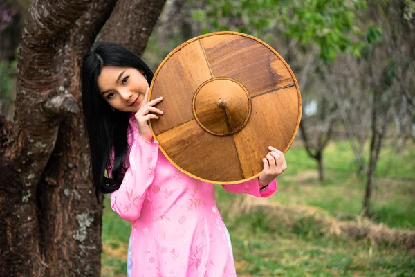 Bella Ragazza Adolescente Che Indossa Una Posa Rosa Parco — Foto Stock