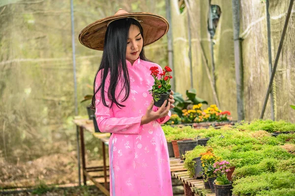 Bella Ragazza Adolescente Che Indossa Una Posa Rosa Parco — Foto Stock