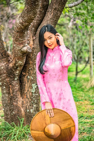 Bella Ragazza Adolescente Che Indossa Una Posa Rosa Parco — Foto Stock