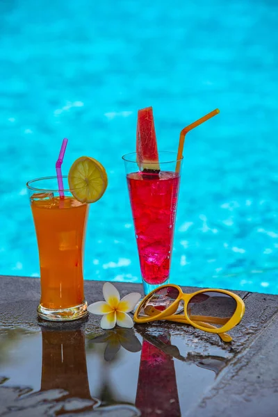 异国情调的热带夏季饮料在游泳池旁边 — 图库照片
