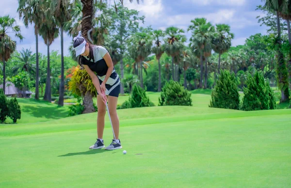 Asiatische Golferinnen Bereiten Sich Auf Das Golfspielen Vor Golfer Schlägt — Stockfoto