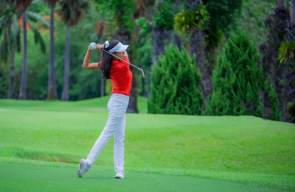 Golferin Aktion Beim Setup Des Rückschwungs Den Golfball Vom Zum — Stockfoto