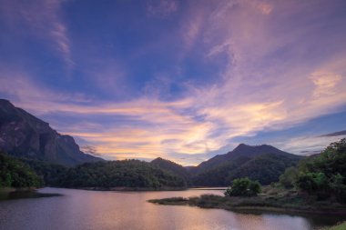 Akşam vakti Ban Mae Khaon Chiang Dao rezervuarının güzel manzarası, Chiangmai Tayland.