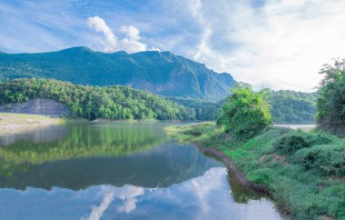 Ban Mae Khaon Chiang Dao, Chiangmai Tayland rezervuarının güzel manzarası.