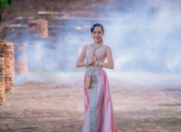 Thai Woman Indossa Thai Vestito Tradizionale Nel Vecchio Tempio Pagoda — Foto Stock