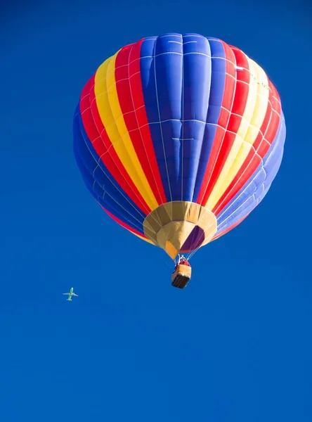 Ljusa Flerfärgad Ballongen Lit Med Solen Mot Bakgrund Klarblå Himmel — Stockfoto