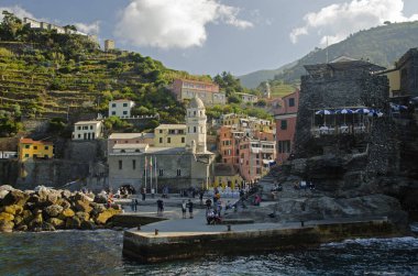 Şehir, Vernazza sabah Akdeniz kıyısında