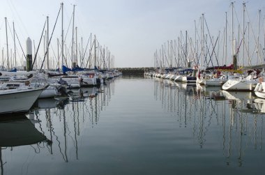 yansımaları bir deniz ayakta yatlar. Le Havre, Fransa