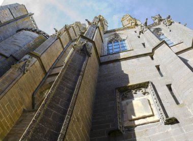 Abbey Mont-Saint-Michel açık güneşli günde duvarına
