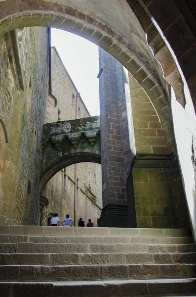 Küçük Sokakları Yüksek Duvarlar Manastırda Mont Saint Michel — Stok fotoğraf