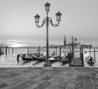 Riva degli Schiavoni (San Marko dolgu) sabahın erken saatlerinde arka planı San Giorgio-Magiore. Venedik, İtalya