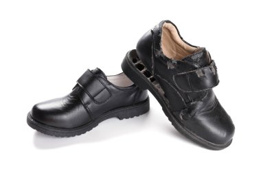 Yeni bir deri ayakkabı ve hasarlı eski bir beyaz