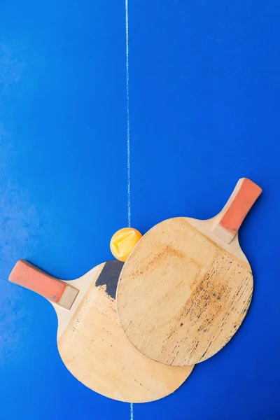 Parę Starych Pingpong Rakiety Wgnieciony Piłkę Niebieski Pingpong Tabeli — Zdjęcie stockowe