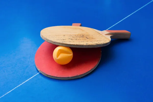 Старые Ракетки Пинг Понга Помятый Мяч Синем Столе Пинг Понга — стоковое фото