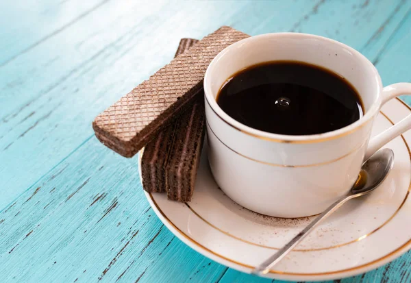 Tasse Kaffee Und Schokoladenwaffel Auf Blauem Hintergrund — Stockfoto