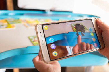 Zhongshan, Çin-Nisan 22, Tyrannosaurus Augmented Reality açılan yolu ile hareket eden oynamaya 2018:kid. AR ve Vr Oyunlar daha popüler hale.