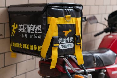 Zhongshan, Çin-Mayıs 12, sokakta park Meituan gıda teslim dava ile 2018:motobike. Gıda teslim hizmet Çin'de çok popüler olur.