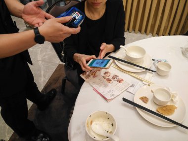 Zhongshan, Çin-Mayıs 13, 2018:doing ödeme Wechat para cep üzerinden bir restoranda. WeChat veya Alipay ödeme ve para aktarma yolu ile hareket eden için çok yaygın ve popüler Çin, hızlı ve güvenli olur.