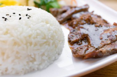 karabiber ve pirinç ve lahana ve yumurta öğle veya akşam yemeği olarak sığır filetosu