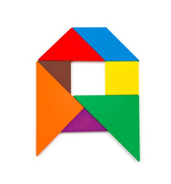 Beyaz arka plan üzerinde A harfi şeklinde tangram