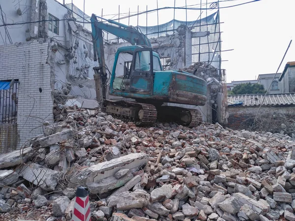 Excavator Demolishing Concrete Brick Rubble Debris — Stock Photo, Image