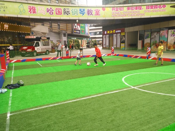 Zhongshan China Junio 2018 Niño Jugando Fútbol Dentro Centro Comercial — Foto de Stock