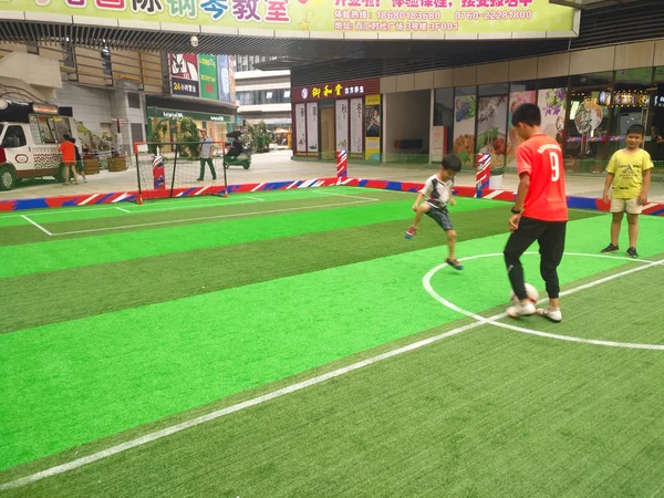 Zhongshan China Junho 2018 Menino Jogando Futebol Dentro Shopping Campo — Fotografia de Stock