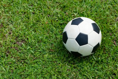 çim futbol sahası, futbol topu