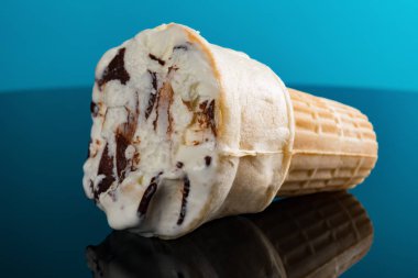 dondurma külahı bazı alıntılar ile mavi bir arka plan üzerinde