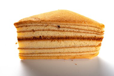 Ev yapımı sandviç şekil sünger kek üzerine beyaz