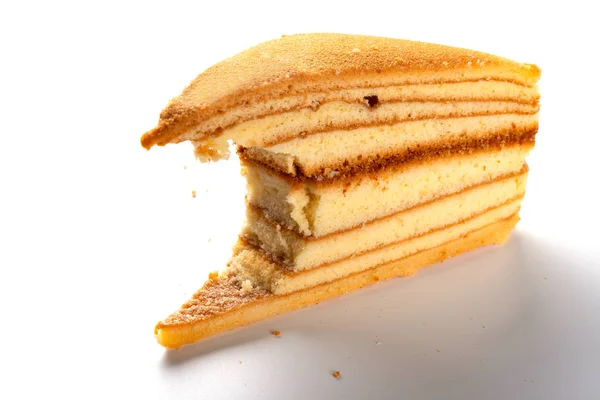 Hausgemachte Sandwich Form Schwammkäfig Mit Einem Biss Boden Auf Weiß — Stockfoto