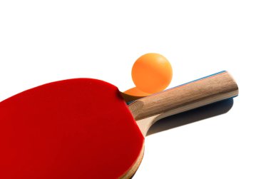 pingpong raketleri ve kırpma yolu ile beyaz bir arka plan üzerinde topu