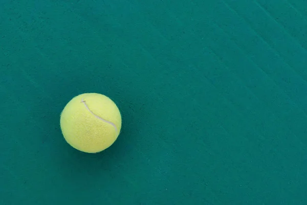 Теннисный Мяч Полу Солнечное Утро — стоковое фото
