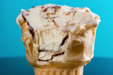 dondurma külahı bazı alıntılar ile mavi bir arka plan üzerinde Kapat