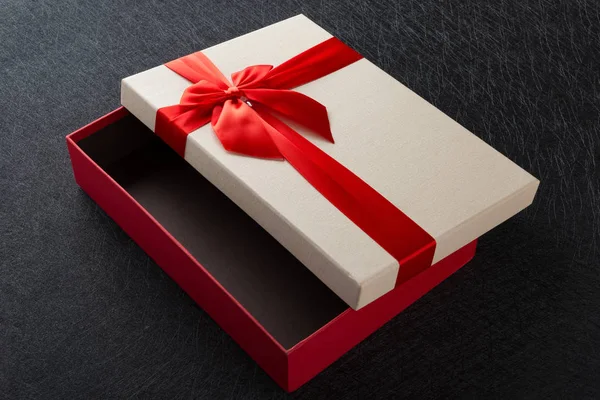 Witte Geschenkdoos Met Rode Strik Donkere Achtergrond — Stockfoto
