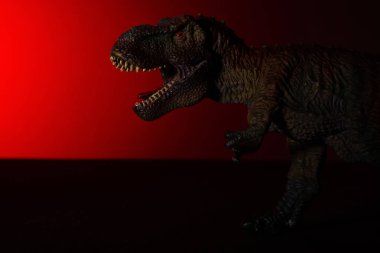 Tyrannosaurus ile baş ve arka plan üzerinde kırmızı ışık spot ışık