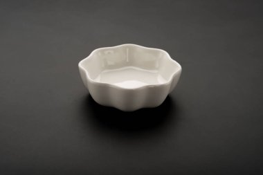 çiçek şekli boş seramik tabak siyah bir arka plan üzerinde