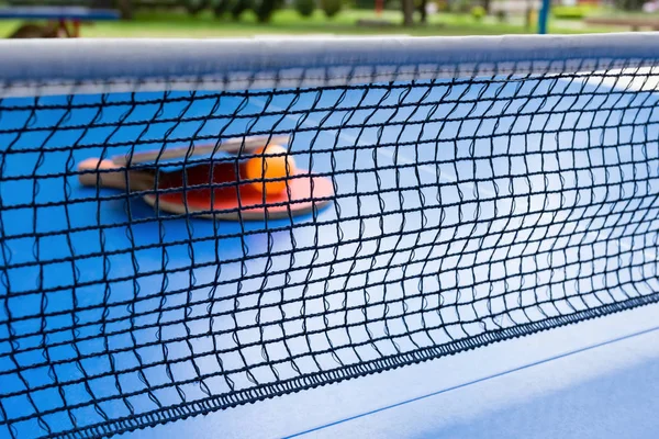 Raquetas Pingpong Pelota Red Sobre Una Mesa Pingpong Azul — Foto de Stock