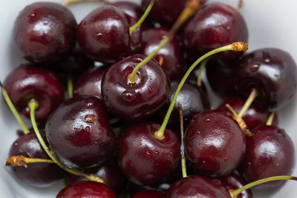 Taze kiraz su ile yıkama