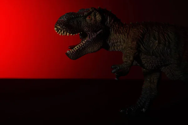 Tyrannosaure Avec Projecteur Sur Tête Lumière Rouge Sur Fond — Photo