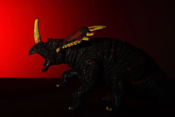 Triceratops Miejscu Światło Głowie Czerwone Światło Tle Logo Nie Nie — Zdjęcie stockowe