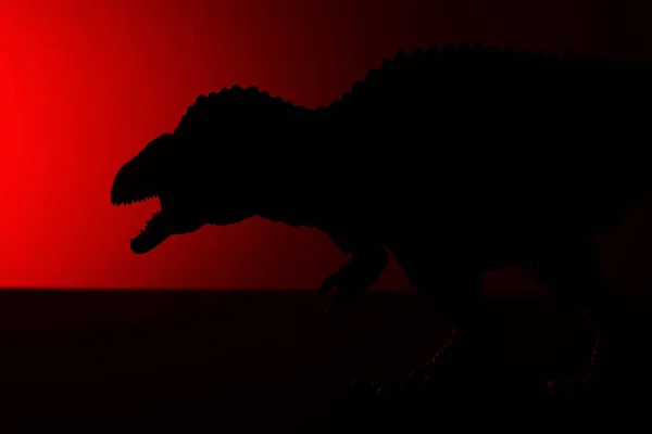 Ακροκανθόσαυρος Σκιά Κόκκινο Φως Στο Σκοτάδι — Φωτογραφία Αρχείου