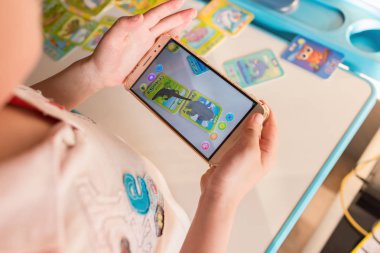 Zhongshan, Çin-Nisan 22, kutup ayısı ve timsah yolu ile hareket eden Augmented Reality pop-up oynayan 2018:kid. AR ve Vr Oyunlar daha popüler hale.