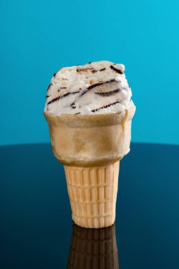 dondurma külahı bazı alıntılar ile mavi bir arka plan üzerinde